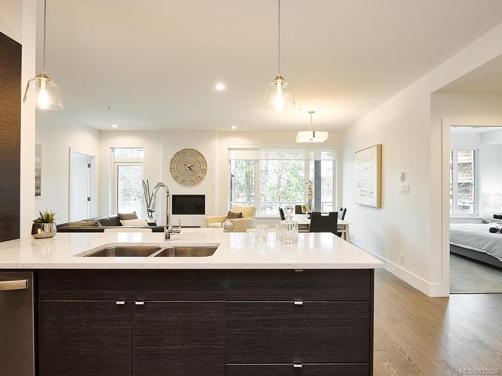 301-10660 McDonald Park Rd, North Saanich