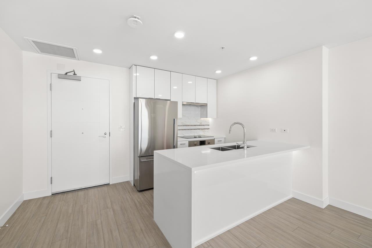 575-438 W King Edward Ave