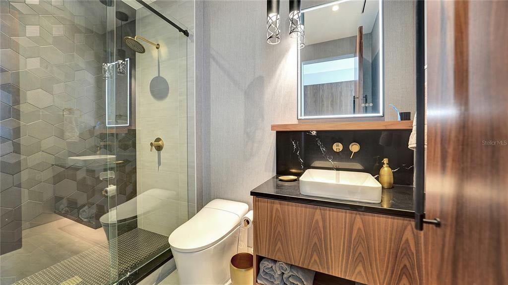 1350 Main St, #1704