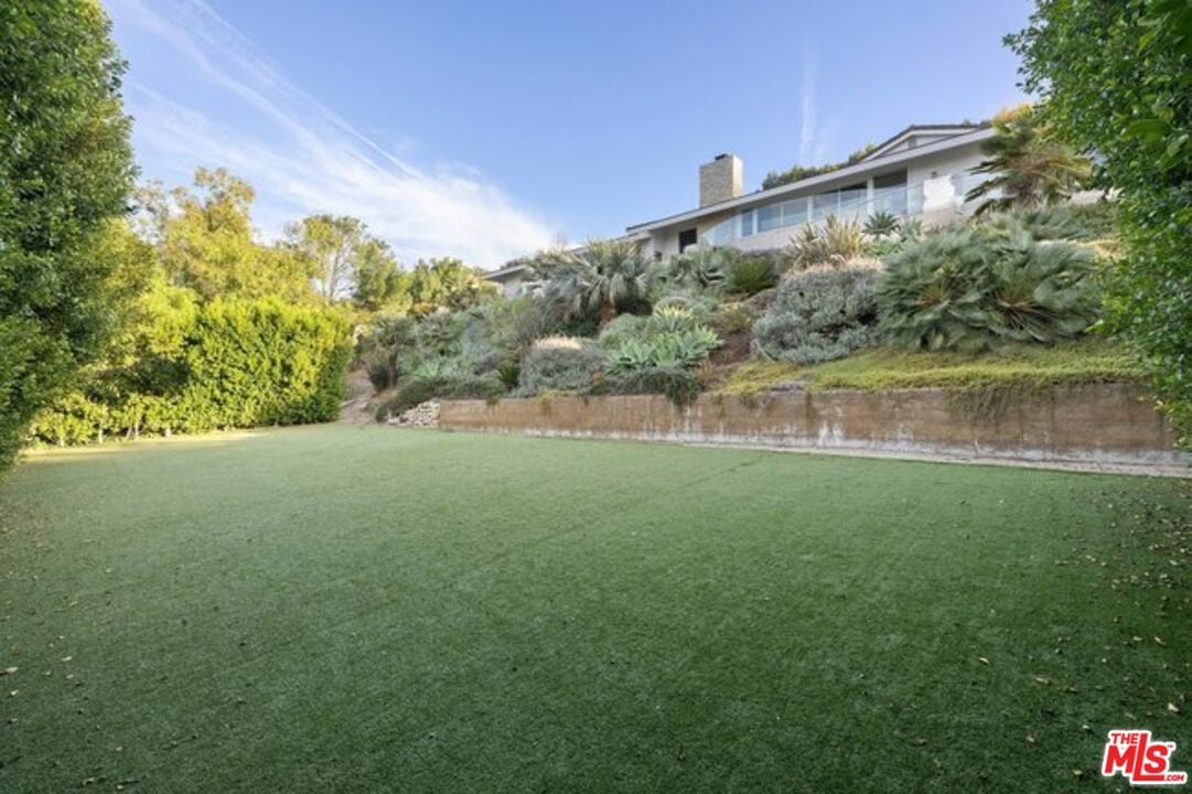 2 Pine Tree Ln