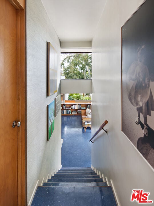 2210 Neutra Pl