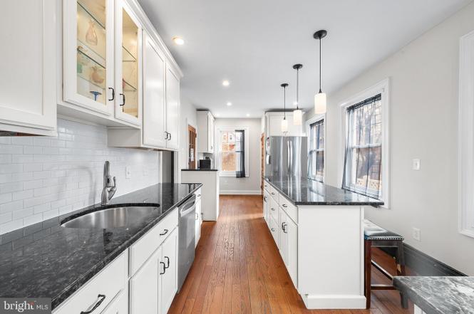 11 W Wilmot Ave
