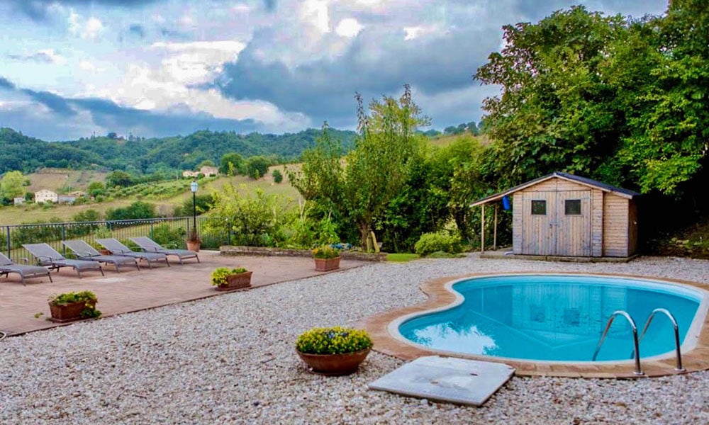 An Enviable Country Retreat With Panoramic Views in Colmurano, Le Marche
