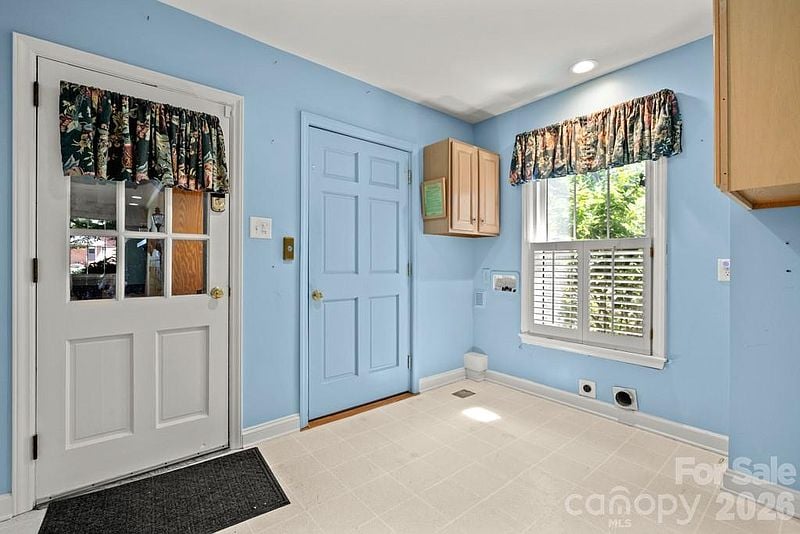 5335 Lansing Dr