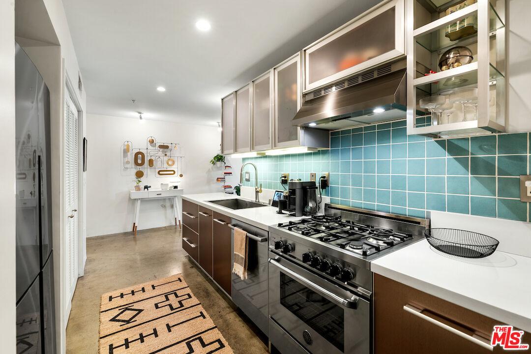 5806 Waring Ave Unit: 2