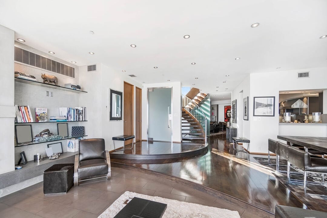 Luminor Crest, Viewmont Dr, 90069