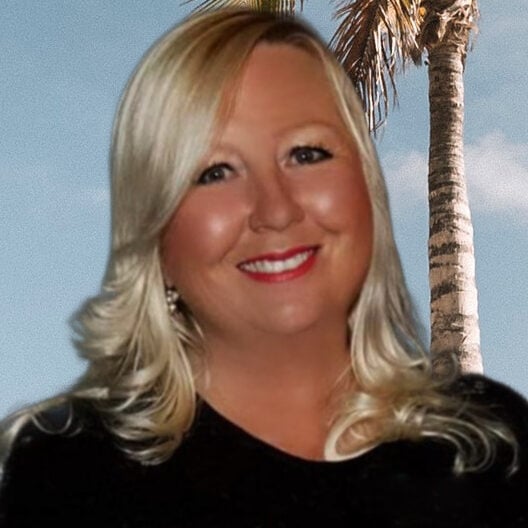 Betsy Perez Miami Beach, FL Real Estate Agent Headshot