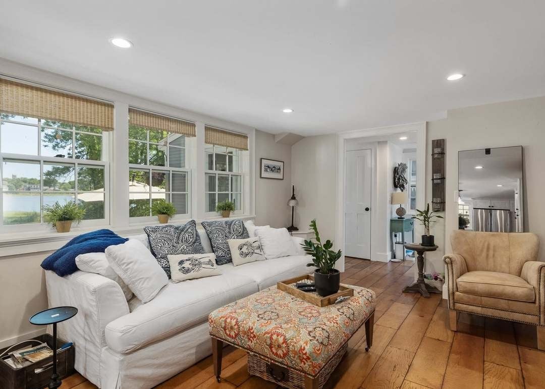 28 Dennett St