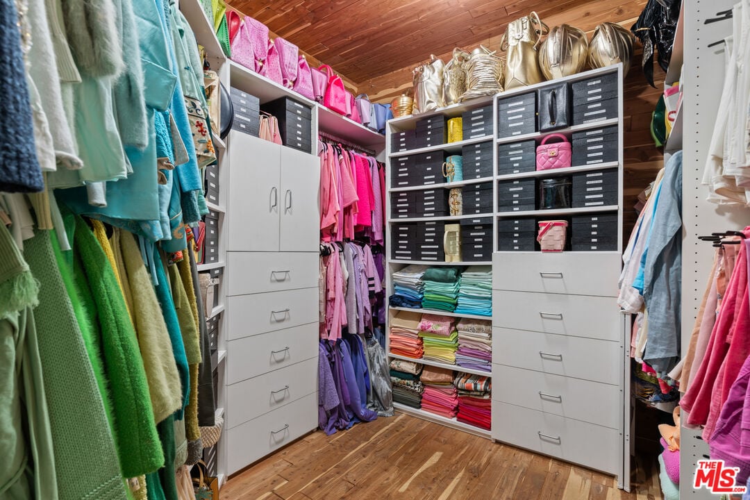 Buckingham Ln, 90077