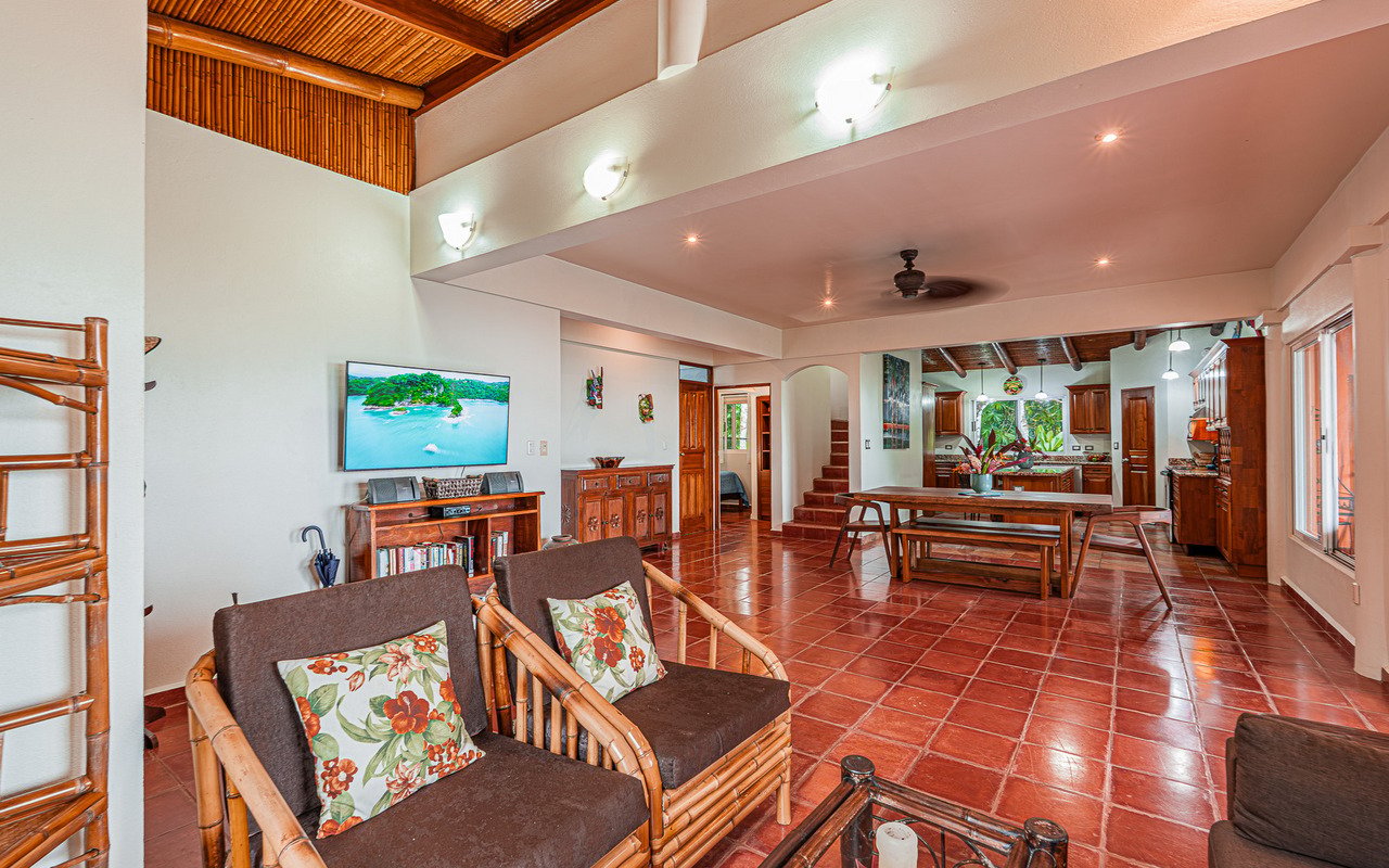WHALE’S TAIL OCEAN VIEW ESTATE WITH EXTRA LOT 