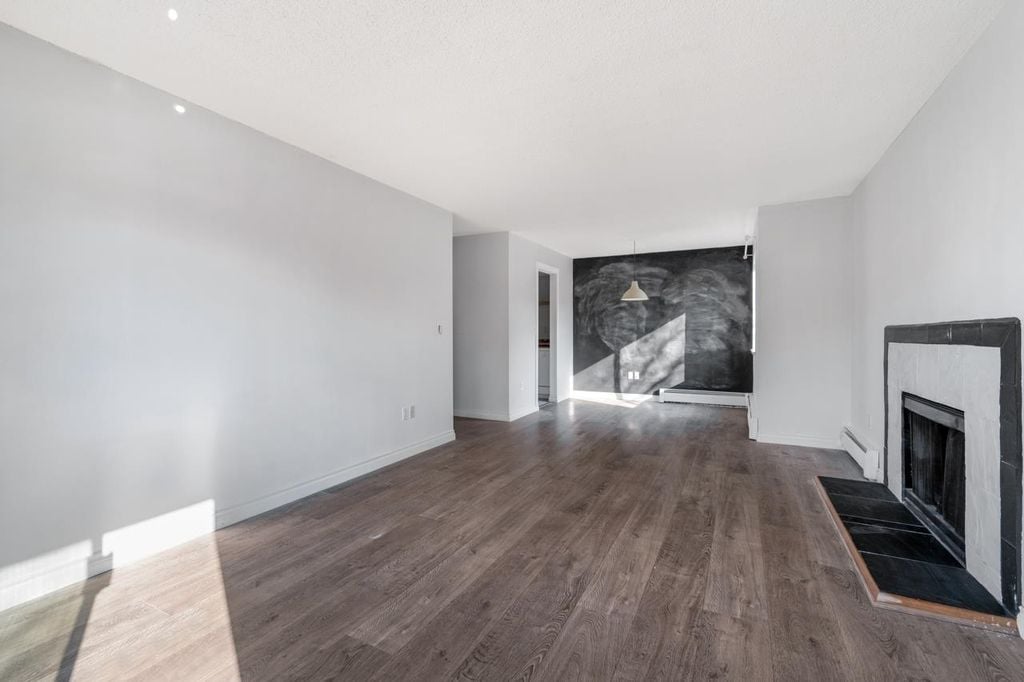 2215 Dundas St, #207