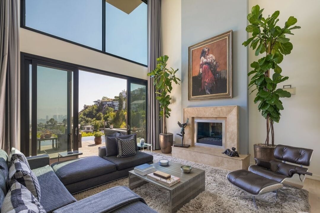 Aria Manor, Sunset Plaza Dr, 90069