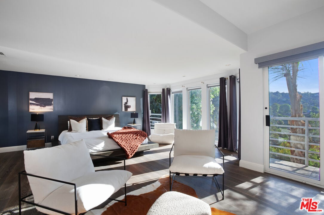 Solaris Manor, N Knoll Dr, 90068