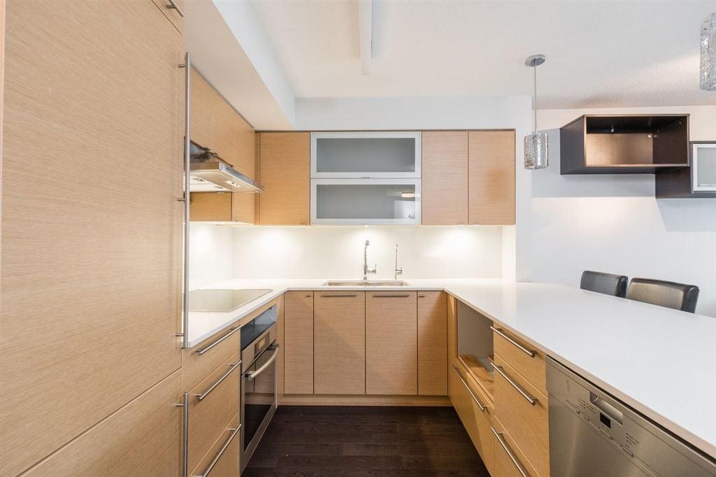 635 W 3rd Ave, #406