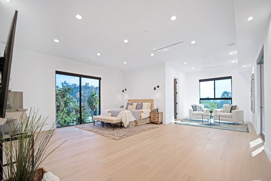 Canyon Lake Dr, 90068