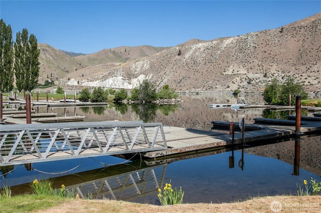 560 Lakefront Dr