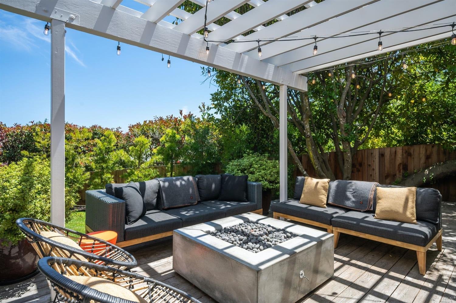 2 Cedarwood Ln