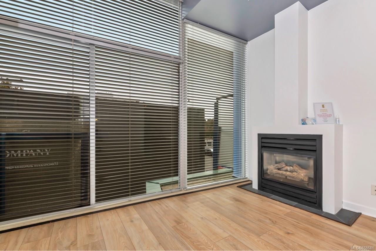 209-1061 Fort St