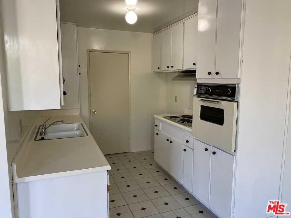 360 S KENMORE Avenue Unit 301