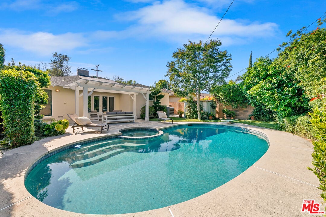 5844 Ranchito Ave