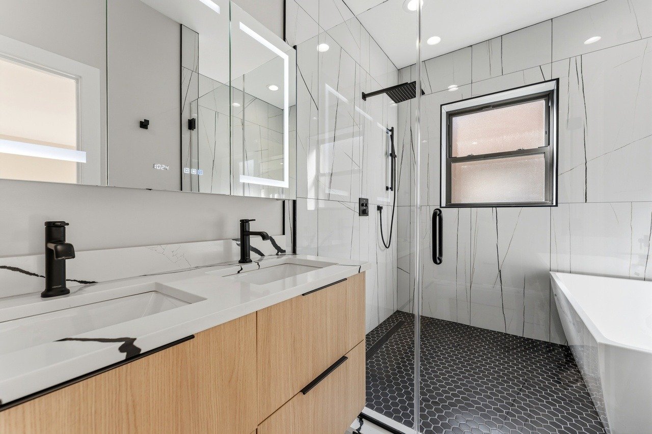 7516 N Eastlake Ter Unit 1