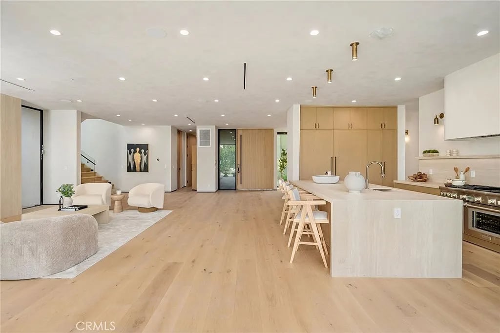 15447 Huston St
