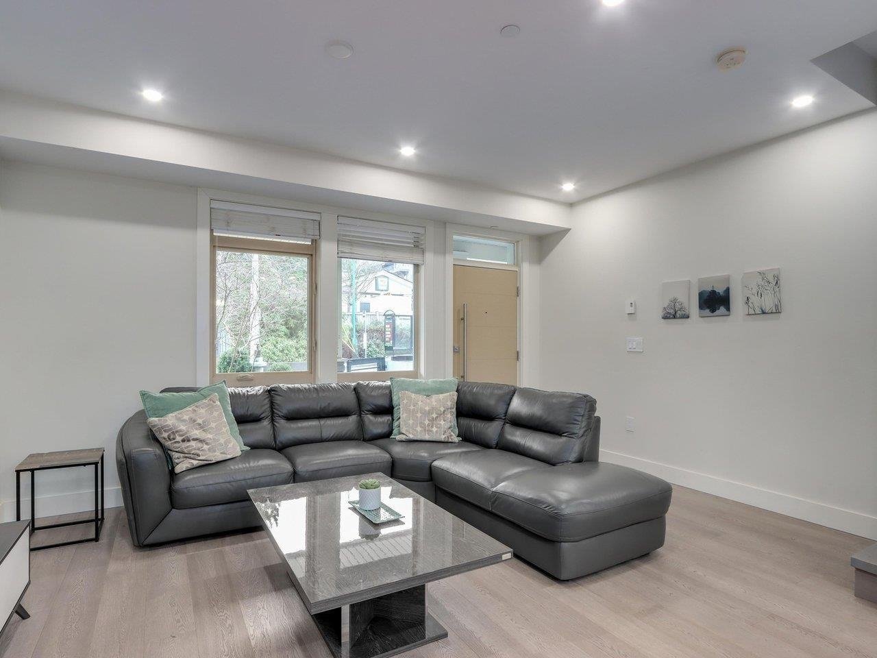 3-115 W Queens Rd