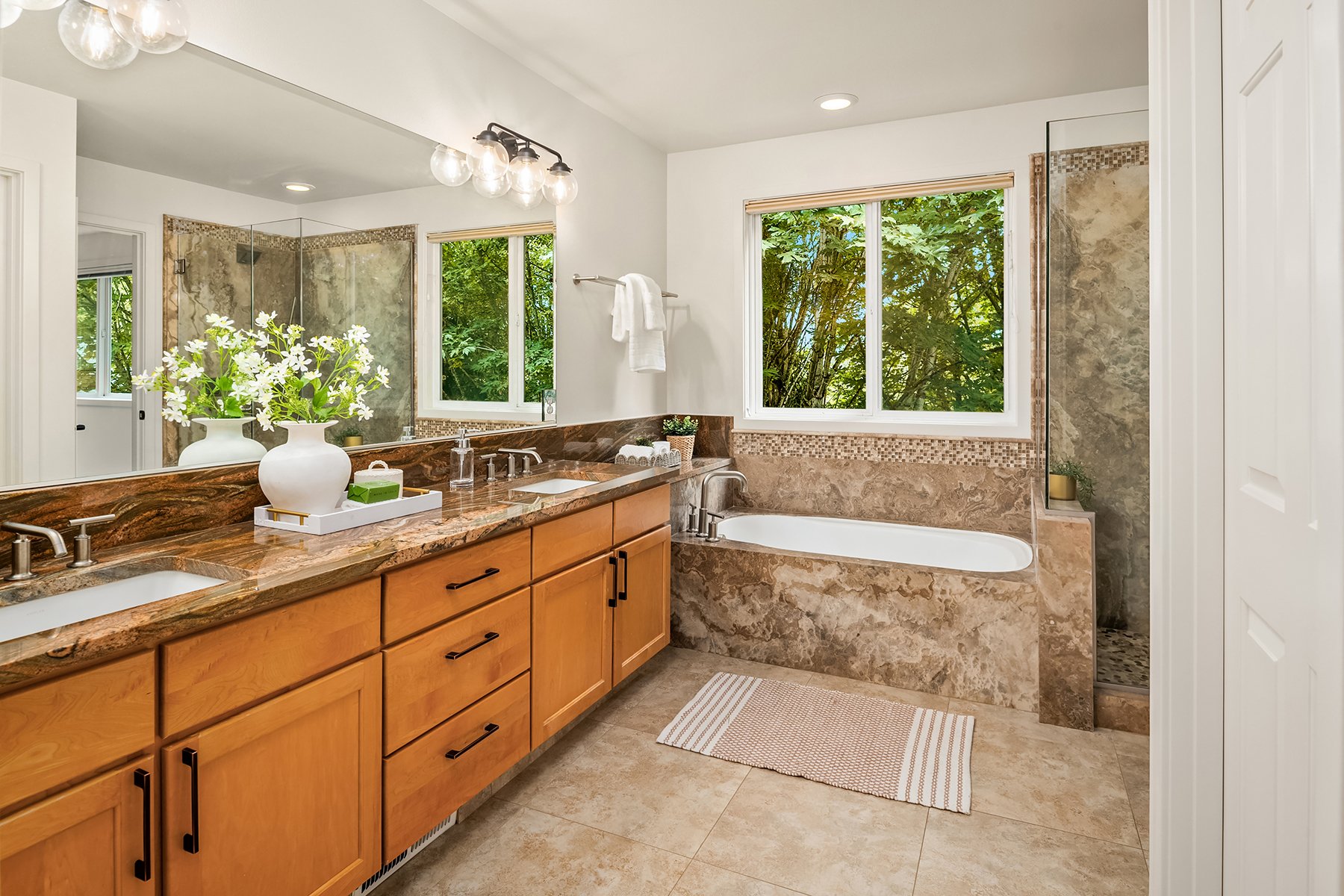 Quiet Elegance in Kirkland: Ideal Location & Natural Beauty