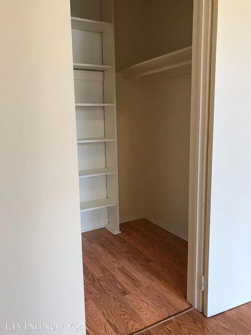239 E 28th St #5D