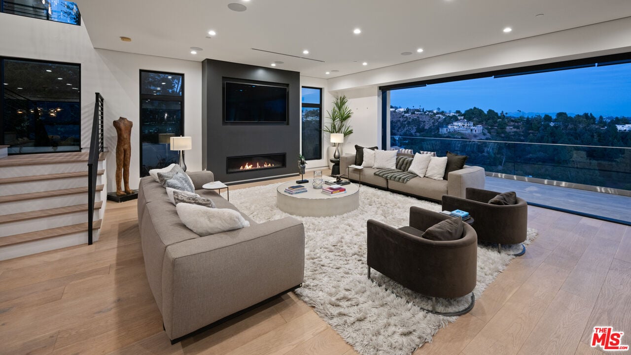 Aurelian Crest, Linda Flora Dr, 90049