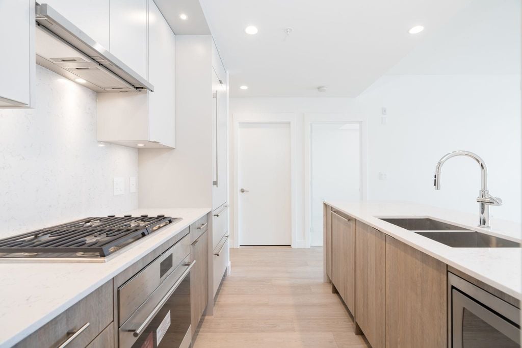 7638 Cambie St, #201