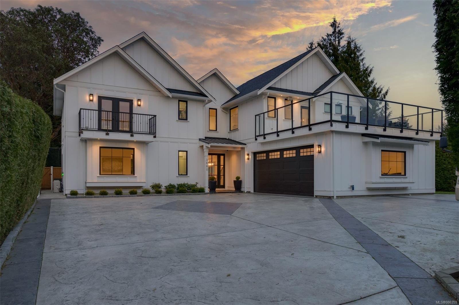 3880 Cadboro Bay Rd