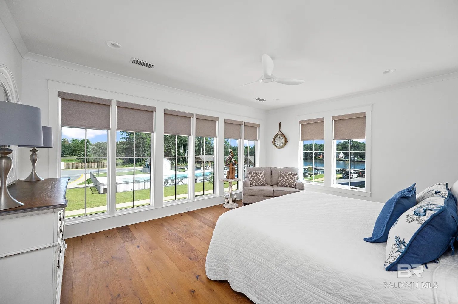 902 Inlet Cir