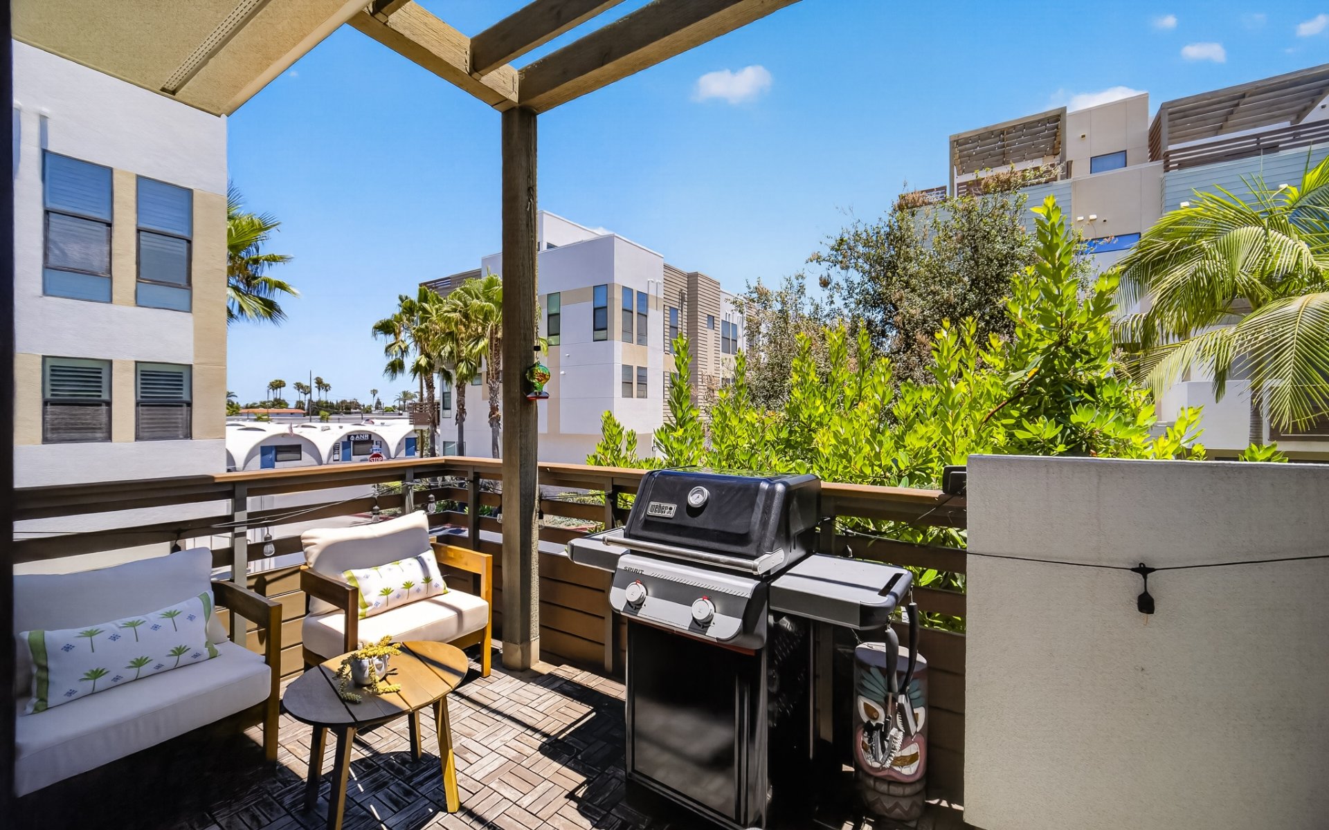 1687 Grand View