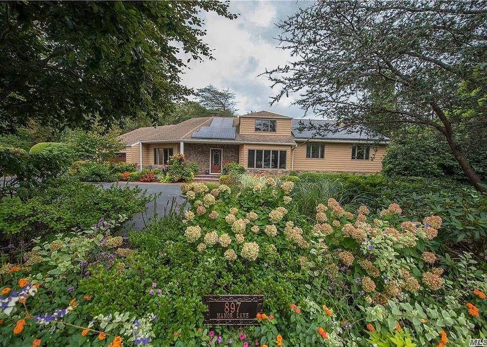 897 Manor Ln