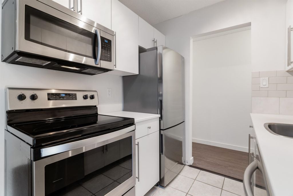 341 W 3rd St, #203