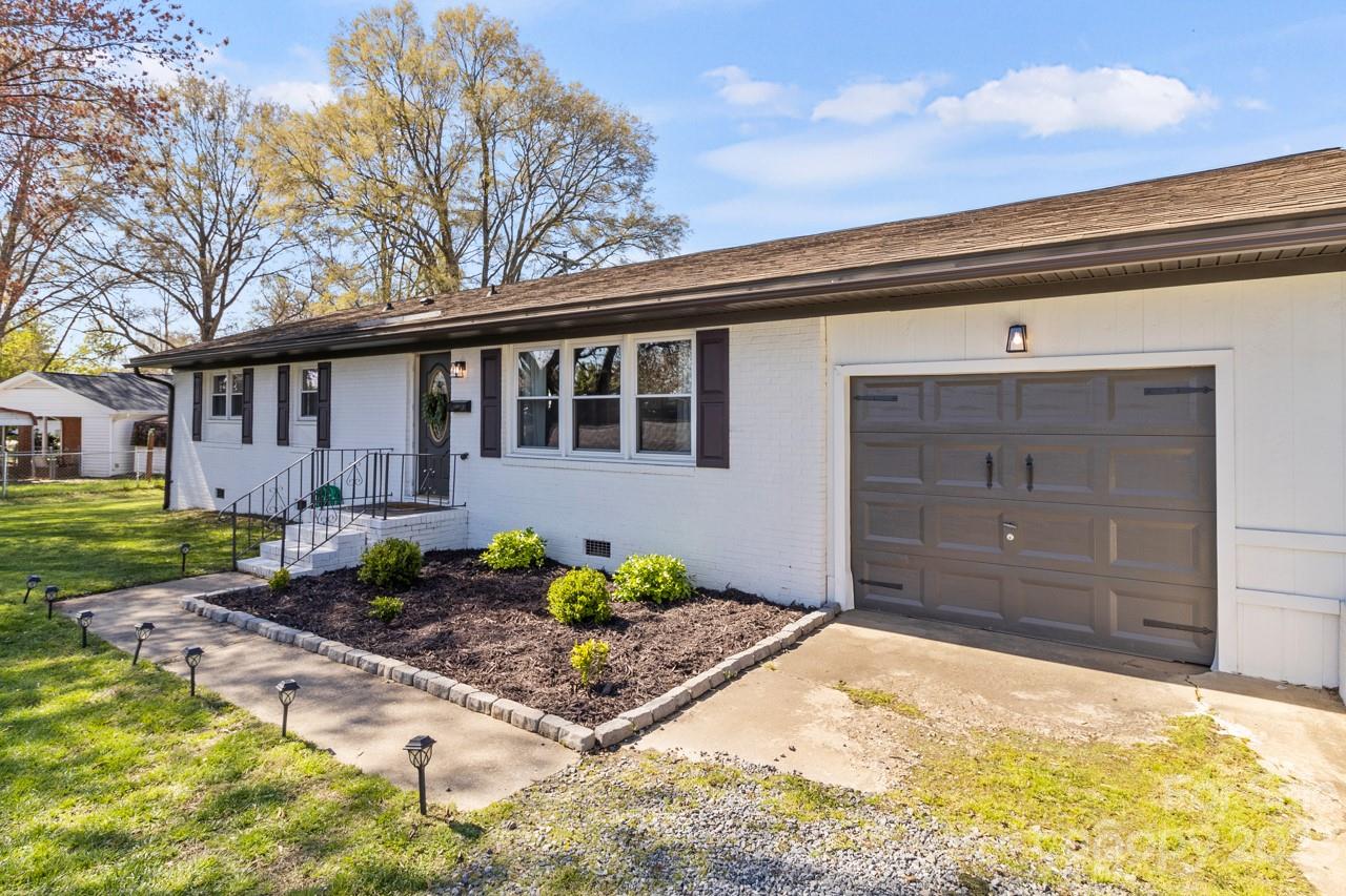 963 E Iredell Ave