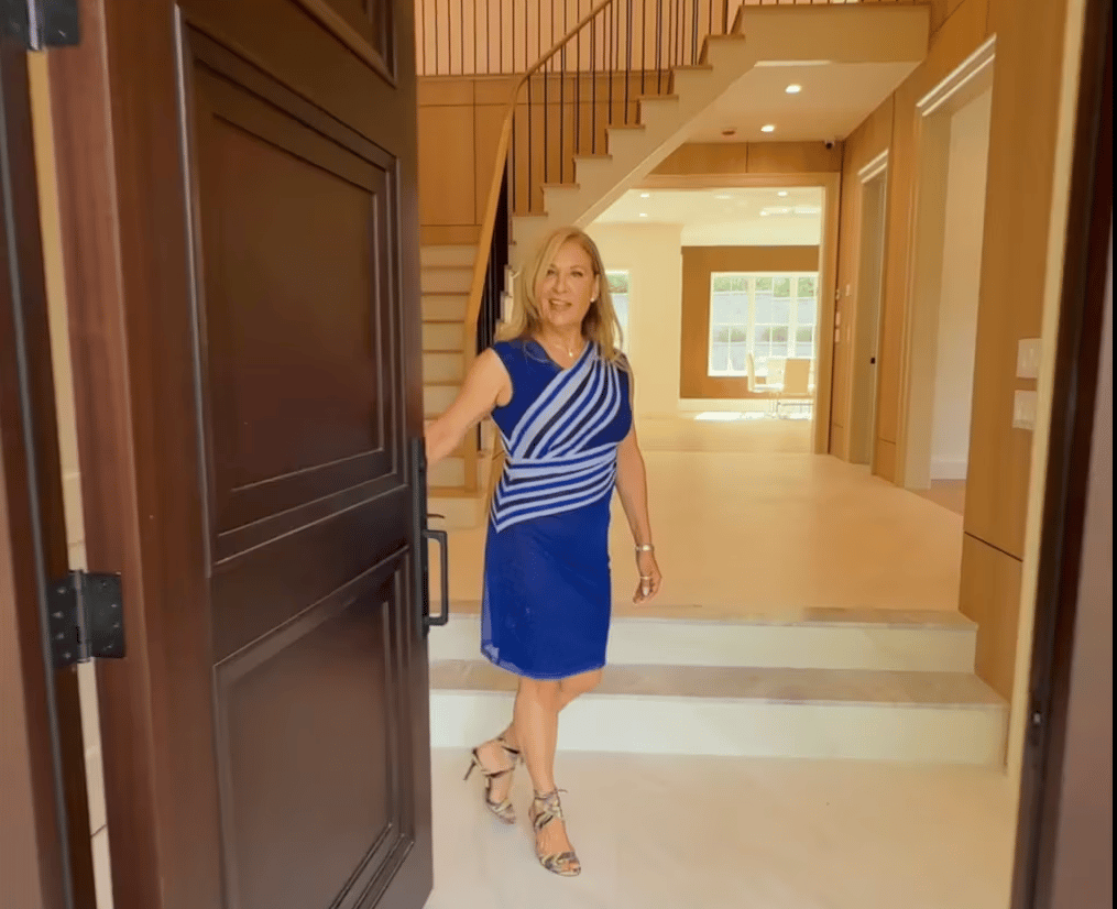 Exclusive Walk Through: 80 The Oaks, Roslyn Estates