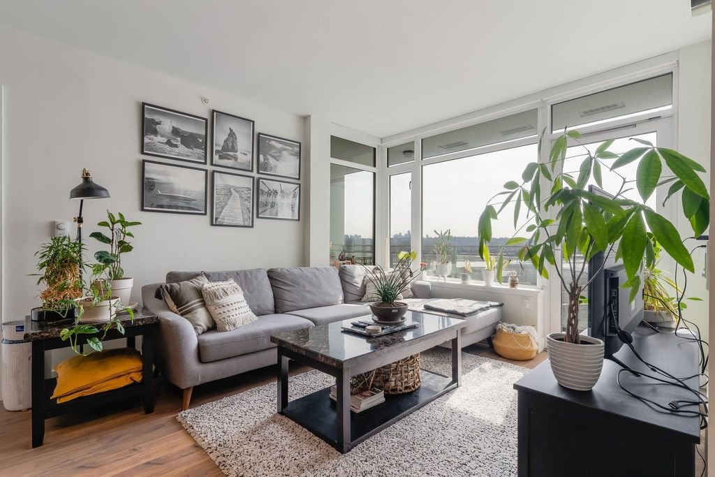 258 Nelson's Crt, #412
