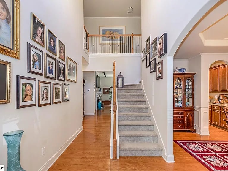 18 Huntingtower Ln