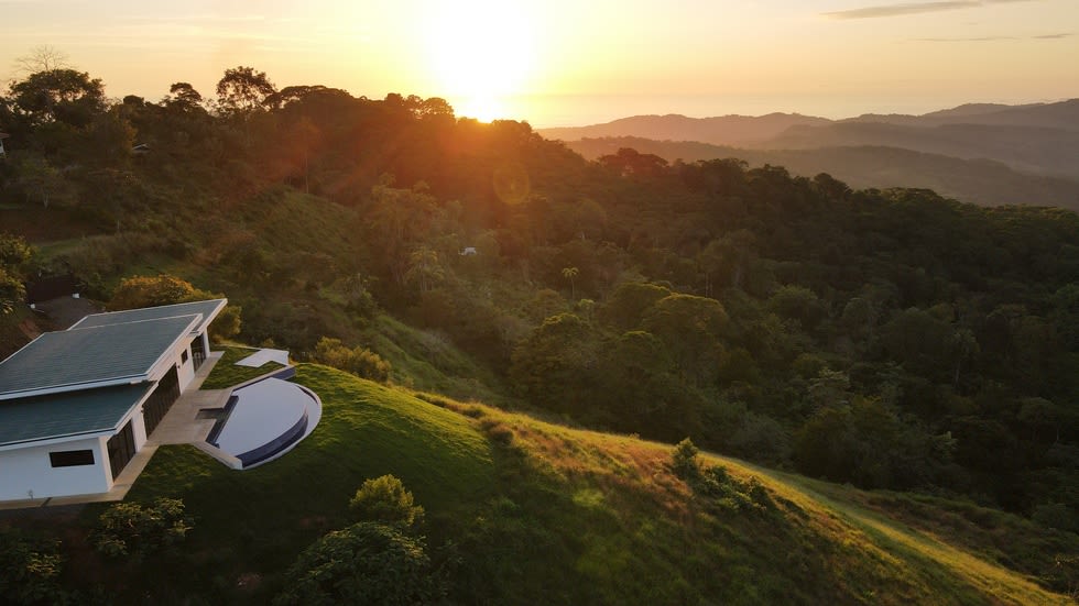 MOUNTAIN HOME WITH SUNSET OCEAN VIEWS