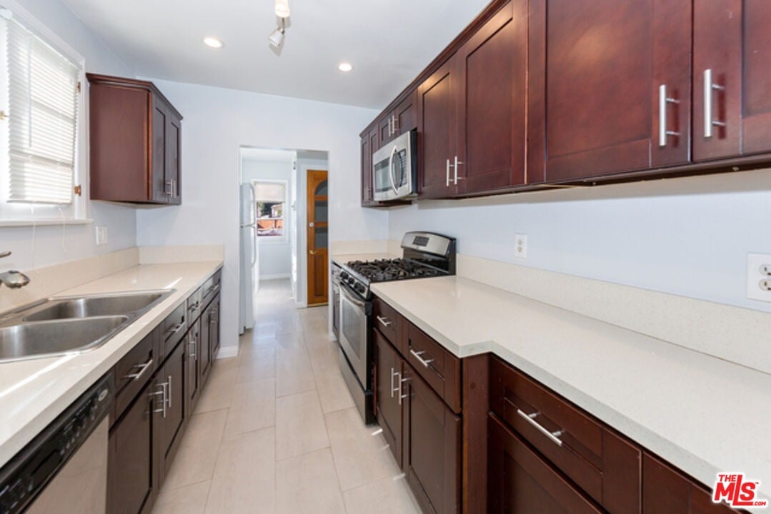 1131 S La Peer Dr