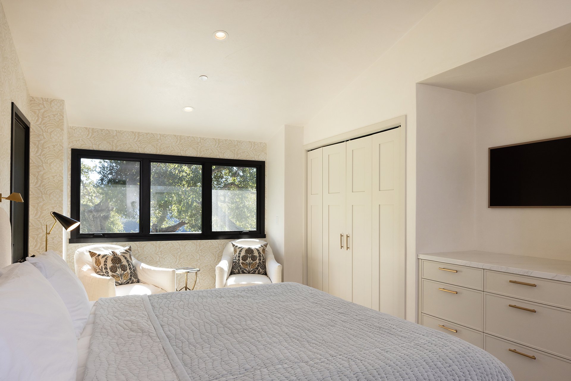 Este Canada | A Tehama Compound