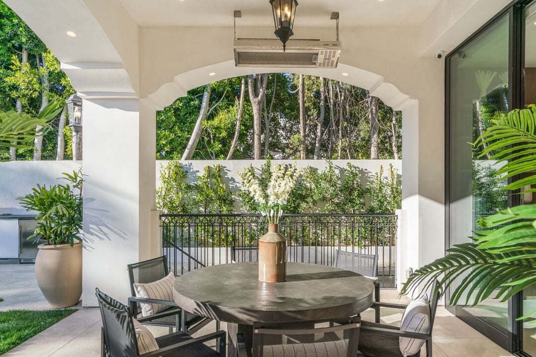 Silverreach Pavilion, N Hillcrest Rd, 90210