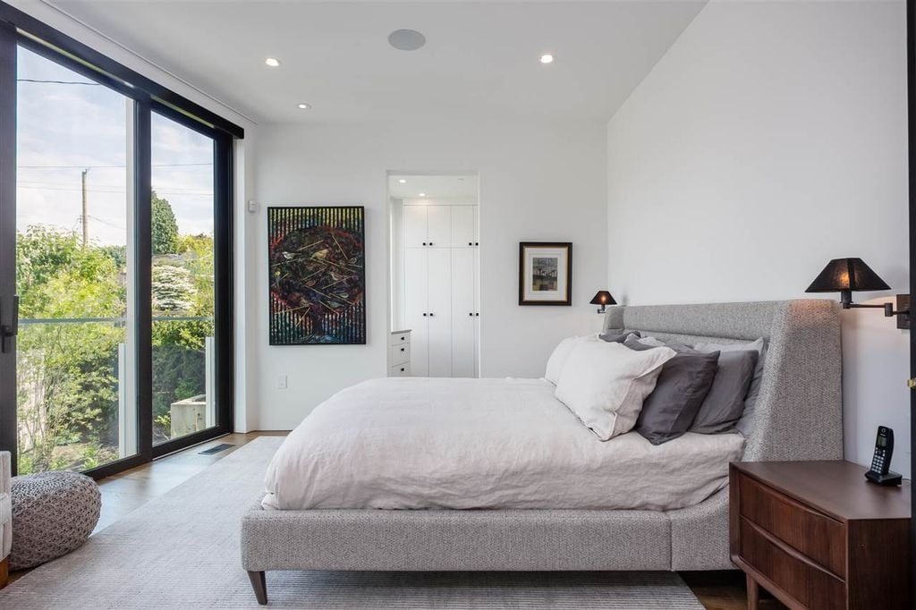 4385 Locarno Cres