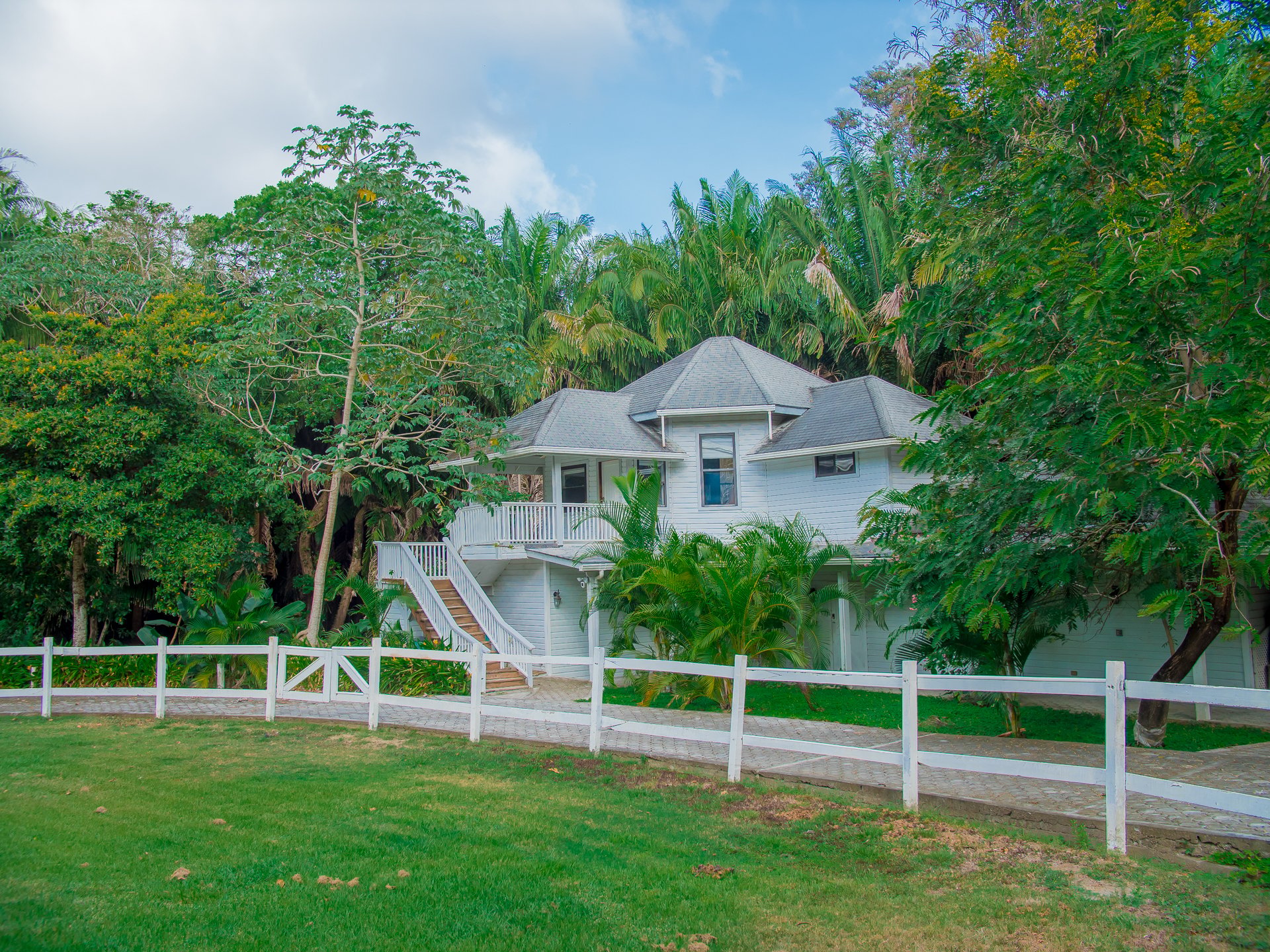 Little Farm By the Sea - Roatan Island