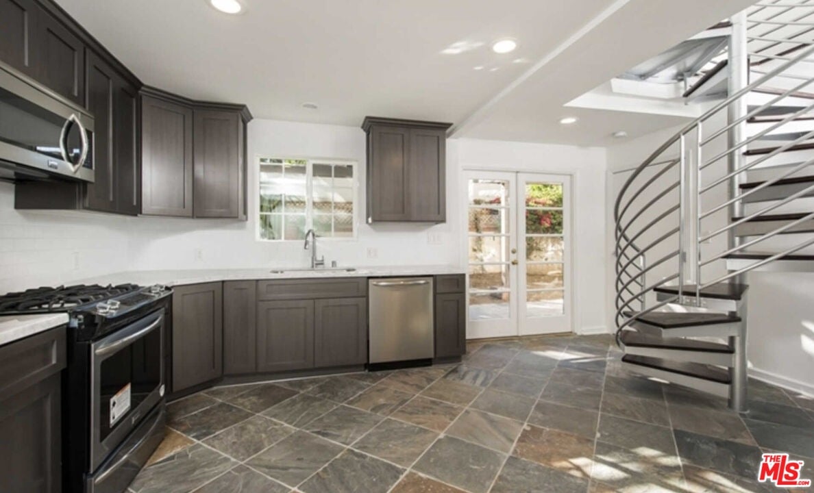 848 N La Jolla Ave