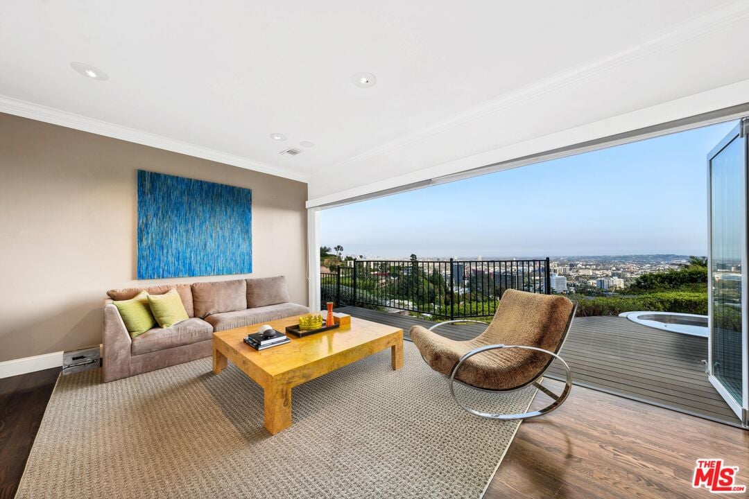 Sierra Mar Dr, 90069