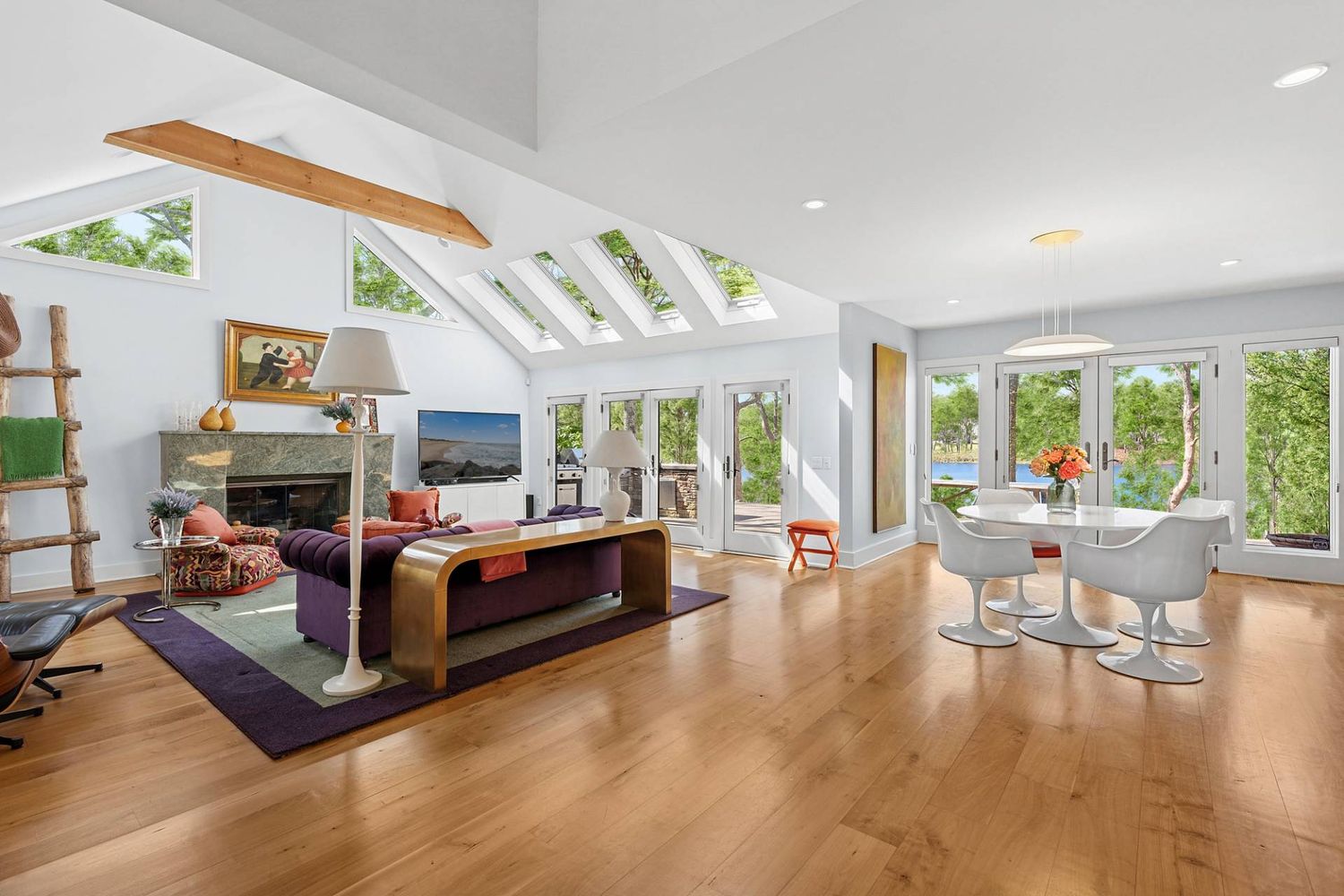 Twin Ponds: A Contemporary Waterfront Retreat