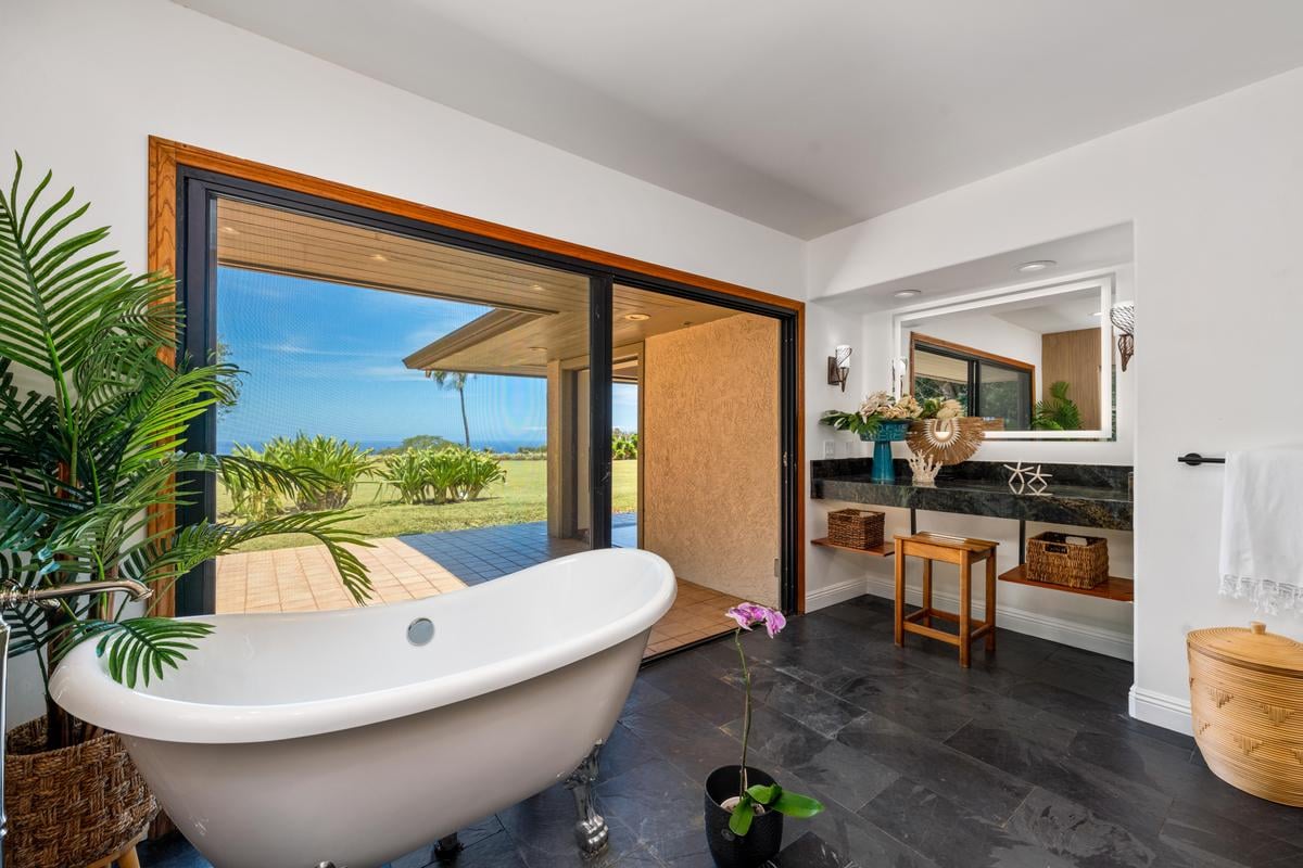 PUAKEA BAY DR - 11 ACRE ESTATE- 5 BEDROOM 6 BATHROOM RESIDENCE - RESORT STLYE POOL & SPA - $4,350,000